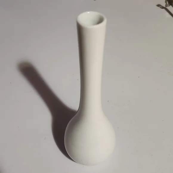 ASSORTMENT OF WHITE CERAMICS. - Picture 11 of 13